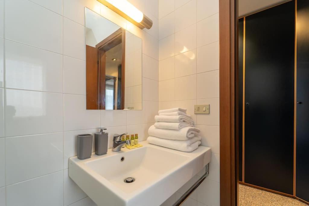 5 Giornate Apt Con Terrazzo E Garage Privato Milão Exterior foto