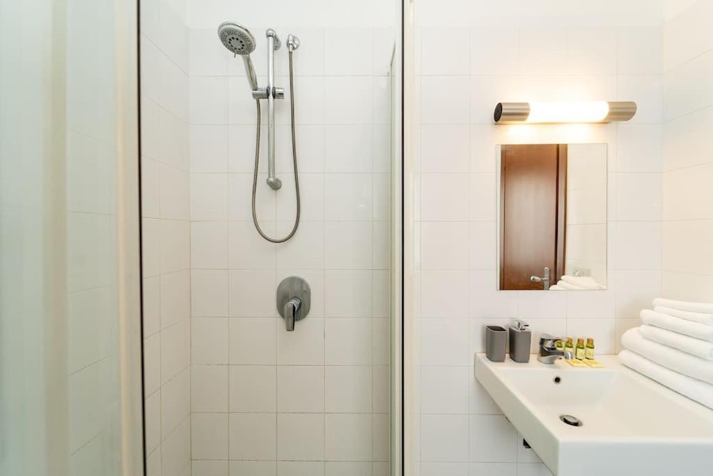 5 Giornate Apt Con Terrazzo E Garage Privato Milão Exterior foto
